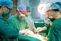 Thay khớp háng thông thường và ít xâm lấn