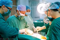 Thay khớp háng thông thường và ít xâm lấn