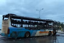Xe khách cháy trơ khung khi đang lưu thông
