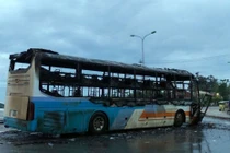 Xe khách cháy trơ khung khi đang lưu thông