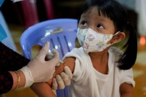 Người dân Campuchia xếp hàng tiêm văcxin COVID-19 cho trẻ 3-5 tuổi