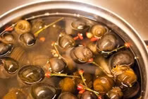 Ốc đồng nấu rượu thải sỏi tiết niệu