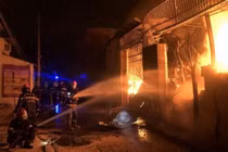 Cảnh sát PCCC&CNCH khống chế vụ cháy.