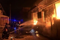 Cảnh sát PCCC&CNCH khống chế vụ cháy.