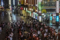 Một tỉnh ở Trung Quốc bùng dịch Covid-19 "đáng báo động" chỉ từ một bữa ăn