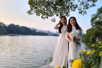 Chị Việt Thu cùng bạn bên Hồ Gươm.