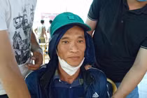 Nguyễn Văn Út tại thời điểm bị bắt quả tang nhận tiền từ người tình.