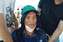 Nguyễn Văn Út tại thời điểm bị bắt quả tang nhận tiền từ người tình.