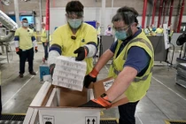 Hàng triệu liều vaccine Covid-19 rời nhà máy