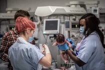 Nhiễm biến chủng nCoV mới, em bé có tải lượng virus cao gấp 51.000 lần