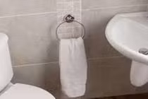 Ngã vì vịn bồn rửa mặt