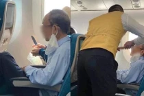Hai vợ chồng lớn tuổi xuất phát trên chuyên bay Vietnam Airlines từ TPHCM ra Hà Nội. Trên máy bay người vợ dùng dao gọt trái cây thì bị phát hiện. Ảnh: Mạng xã hội. 