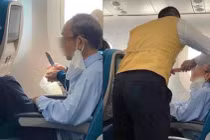 Hai vợ chồng lớn tuổi xuất phát trên chuyên bay Vietnam Airlines từ TPHCM ra Hà Nội. Trên máy bay người vợ dùng dao gọt trái cây thì bị phát hiện. Ảnh: Mạng xã hội. 