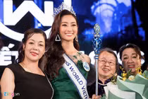 Hoa hậu Lương Thùy Linh - 12 năm học giỏi, mẹ làm Giám đốc Kho bạc