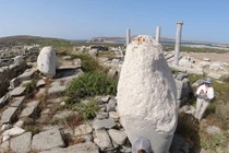 Giải mã dòng chữ trên chân bức tượng thần Mặt Trời Apollo