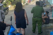 Hình ảnh vụ việc cháu bé 2 tuổi bị bắt cóc được đăng tải trên mạng xã hội gây xôn xao dư luận.