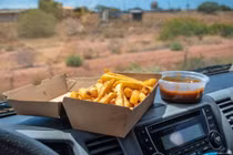 Những đồ vật tuyệt đối không nên để trong ô tô khi đỗ dưới trời nắng nóng