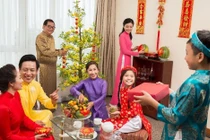 Tết: Ở nhà sum vầy hay đi du lịch?
