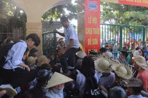 Sân Đồ Sơn quá tải, người dân trèo tường vào khán đài xem chọi trâu