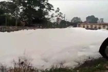 Bọt trắng phủ kín dòng sông sau một đêm