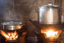 Nấu cơm nên đậy kín vung