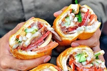 Xếp hàng từ 2 giờ sáng phải về… vì bánh mì Bà Huynh tạm đóng cửa