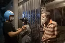 Thầy giáo Tây cầm bảng 'giúp tiền': 'Người Việt quá nhân từ; tôi ổn, xin không nhận nữa!'