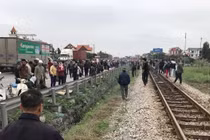 Kinh hoàng xe tải mất lái lao vào đoàn đi viếng mộ, ít nhất 7 người chết