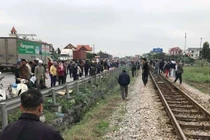 Kinh hoàng xe tải mất lái lao vào đoàn đi viếng mộ, ít nhất 7 người chết