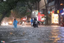 Phố quanh Hồ Gươm ngập sâu sau mưa lớn