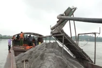 Thuyền máy vi phạm và tang vật do lực lượng công an phát hiện, tạm giữ. Ảnh: Công an tỉnh Nghệ An.