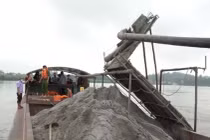 Thuyền máy vi phạm và tang vật do lực lượng công an phát hiện, tạm giữ. Ảnh: Công an tỉnh Nghệ An.