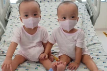 Trúc Nhi và Diệu Nhi chuẩn bị tập đi