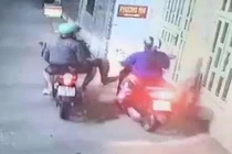 Camera ghi hình 2 phụ nữ bị cướp tấn công trong đêm ở TP.HCM