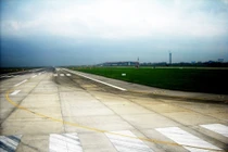 Sân bay Tân Sơn Nhất phải đóng cửa đường băng vì sét đánh bật bê tông