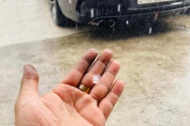 TP.HCM xuất hiện mưa đá giữa trưa