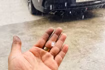 TP.HCM xuất hiện mưa đá giữa trưa