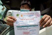 Tài xế xe tải gồng mình gánh phí xét nghiệm