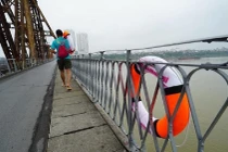 Hình ảnh những chiếc phao cứu sinh xuất hiện trên các cây cầu bắc qua sông Hồng ở Hà Nội.
