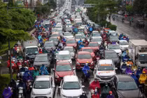 Dòng xe ùn dài từ đường trên cao xuống mặt đất ở Hà Nội