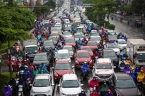 Dòng xe ùn dài từ đường trên cao xuống mặt đất ở Hà Nội