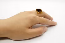 Thiết bị đeo biến cơ thể thành pin sinh học