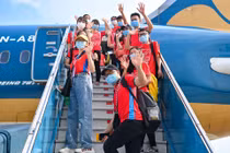 Sinh viên Đại học Y Hà Nội bay vào Bình Dương tham gia chống dịch