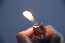 Không để bật lửa trong túi xách