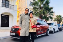 Cặp vợ chồng U70 “lên rừng xuống biển” với VinFast