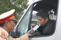 Người tham gia giao thông kiểm tra nồng đồ cồn bằng ống thổi riêng