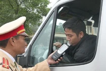 Người tham gia giao thông kiểm tra nồng đồ cồn bằng ống thổi riêng