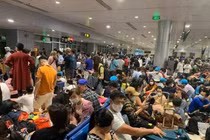 Sân bay Tân Sơn Nhất bị ùn ứ do chuyến bay bị delay tối 3/6.
