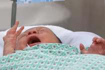 Bé sơ sinh bị bỏ rơi ở khe tường nhiễm trùng nặng hơn