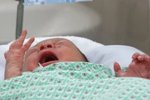 Bé sơ sinh bị bỏ rơi ở khe tường nhiễm trùng nặng hơn